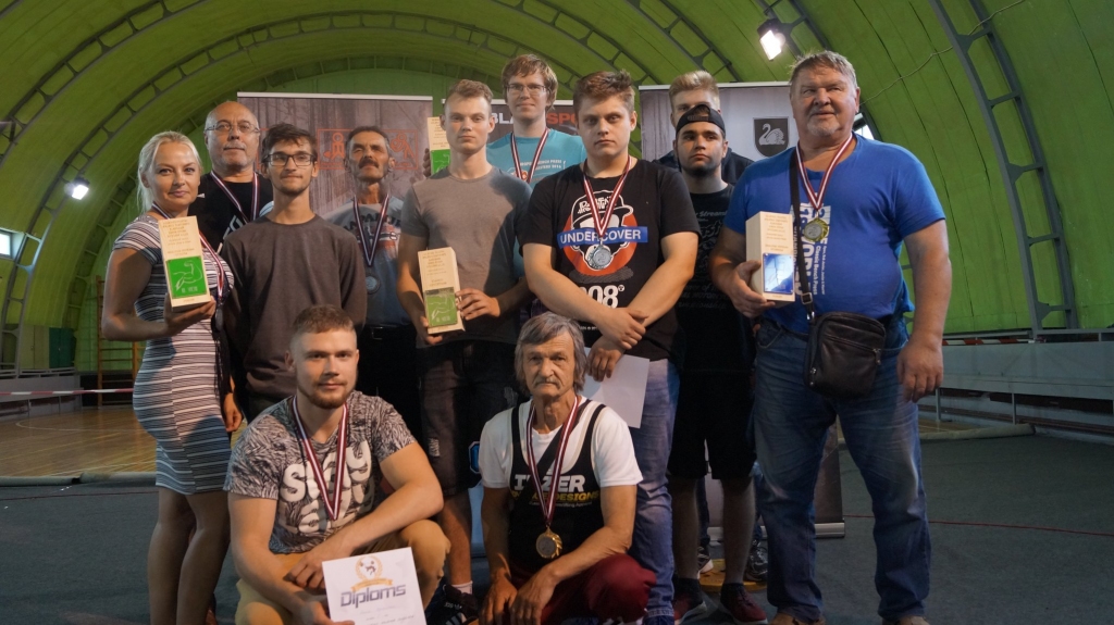 Kopā mēs varam! Aizkraukles sporta centra pauerliftinga komanda sacensībās Gulbenē komandu kopvērtējumā izcīnīja 2. vietu.
Autors: no personīgā albuma