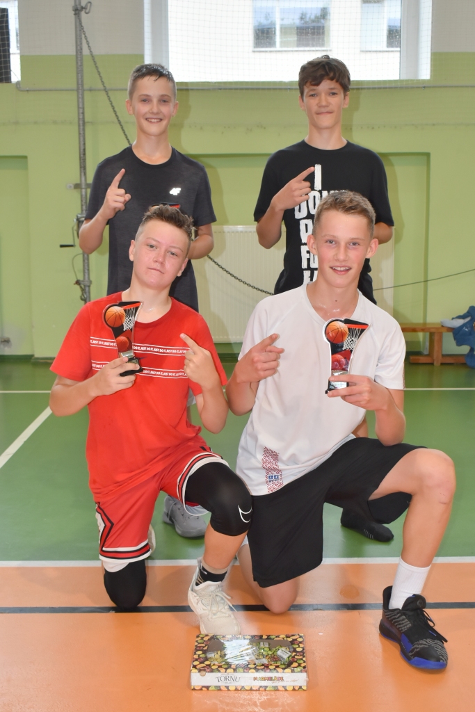 Pirmie! Markuss Kalnozols (otrajā rindā no kreisās), Jānis Censonis, Justs Belevičs (pirmajā rindā no kreisās) un Mariss Kalnozols.