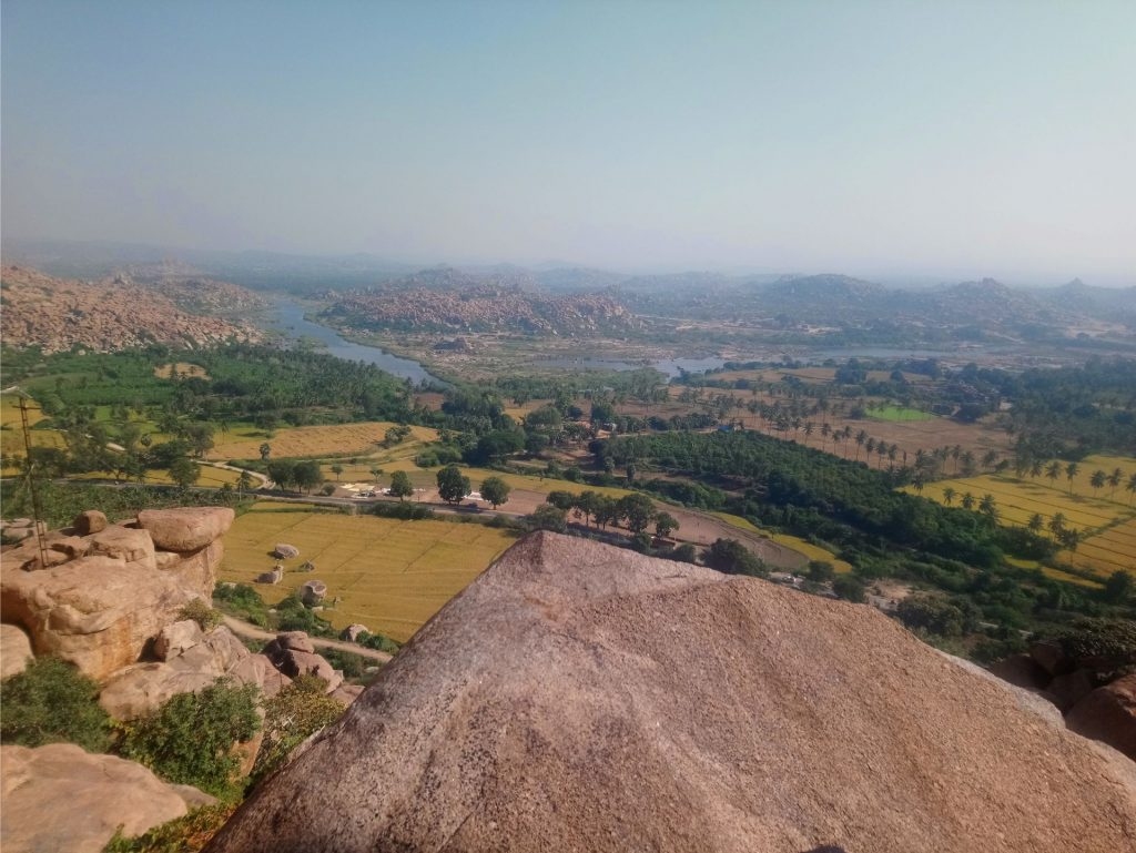 Esam augstu virs akmeņiem, virs palmām un rīsu laukiem. Tādi plašumi, tāds horizonts!
Autors: no ceļotāju albuma