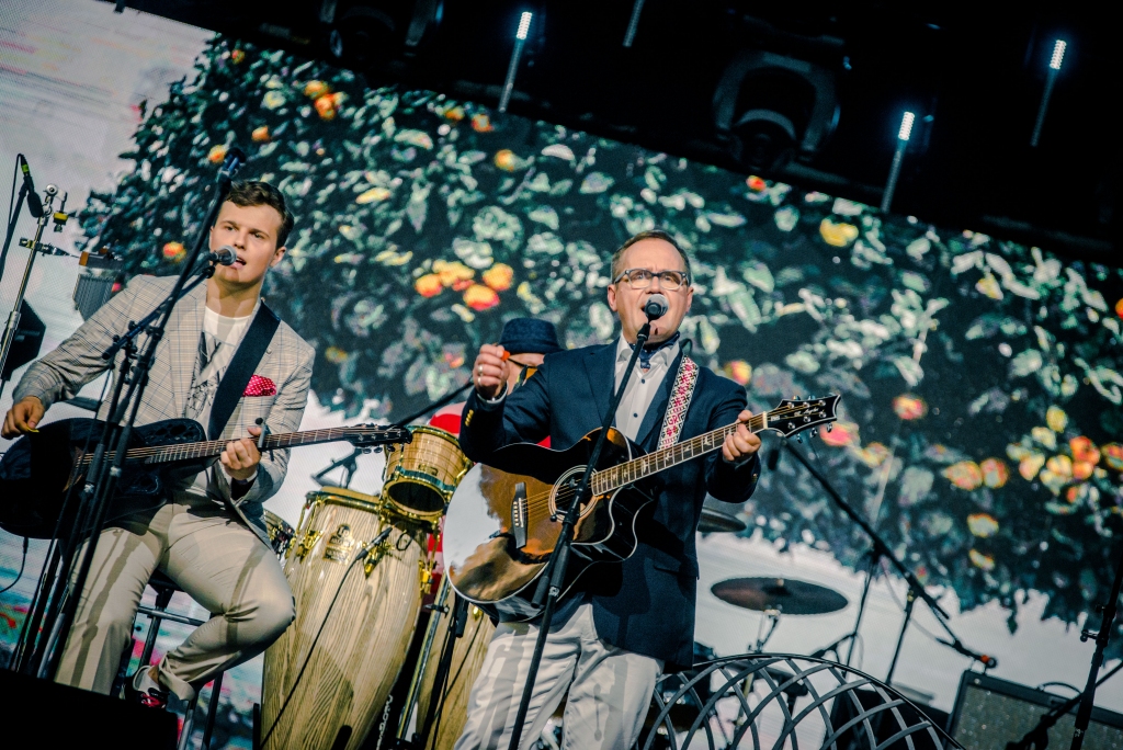 Guntara Rača (no labās) grāmatas “Mīlestība ir” un dziesmu albuma prezentācijas koncertā dziesmas ar viņa vārdiem izpildīja jaunie dziedātāji Jānis Narkevics juniors (attēlā pa kreisi), arī Kristena Cīrule, Katrīna Bindere un Mārtiņš Ruskis.
Autors: Ritvara Stankeviča foto