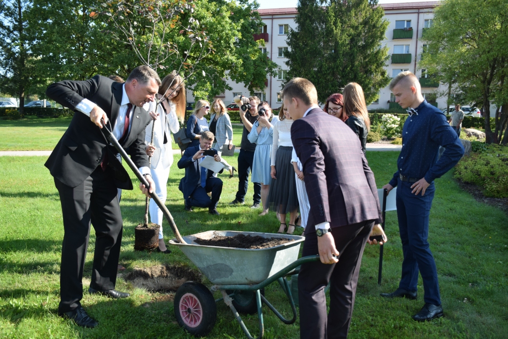 Pirmajā skolas dienā bijušais Valsts prezidents Raimonds Vējonis (no kreisās), vidusskolēniem piepalīdzot, Pļaviņu novada ģimnāzijas pagalmā iestādīja ābeli un tikās uz sarunu svinību zālē, stāstot par savu prezidentūras laiku.