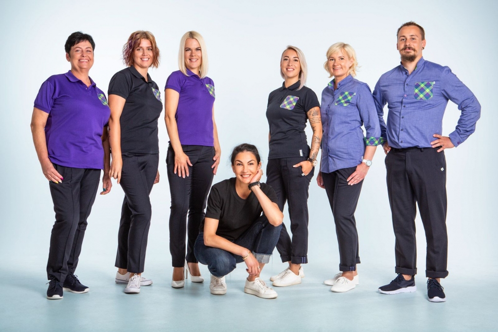 Natālijas Jansones (vidū) radītajā “Viršu” darba apģērba līnijā šovasar ietērpti darbinieki 55 degvielas uzpildes stacijās visā Latvijā.
Autors: publicitātes