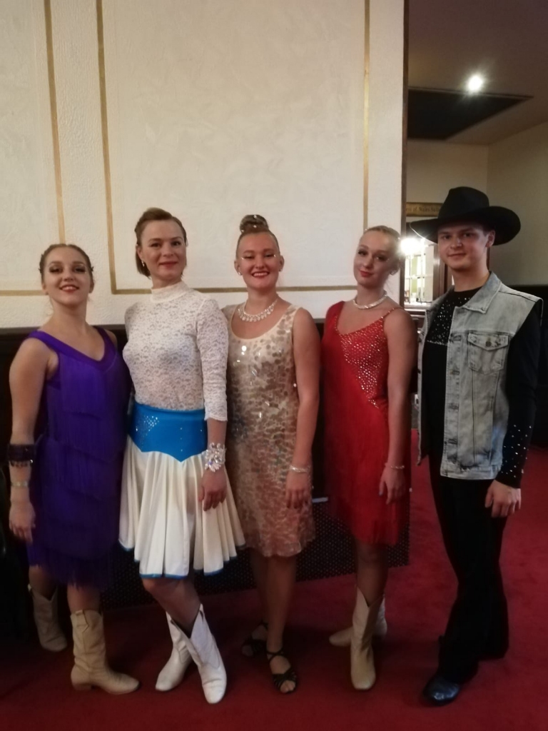 Kokneses līnijdeju grupas vadītāja Inga Ozoliņa (otrā no kreisās) ar savām audzēknēm Tatjanu (no kreisās), Lauru un Megiju pasaules čempionātā Anglijā. Kopā ar koknesietēm arī līnijdeju dejotājs Krišjānis Bite.