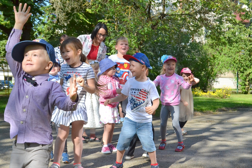 Ar prieku un gavilēm bērnudārza “Saulīte” bērni sagaida Zinību dienu.