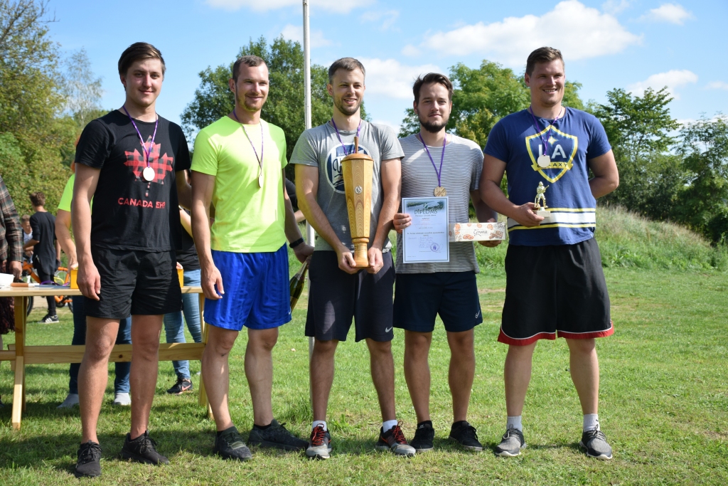 Šī gada sacensību uzvarētājkomanda “Selga” ar izcīnīto ceļojošo kausu. No labās — Edgars Arnītis, Arnolds Rullis, Ainārs Pīķis, Valdis Mičulis un Krišs Knodze.