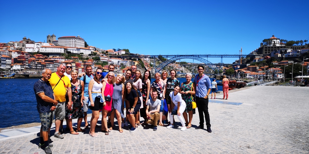 Atelpas brīdī starp koncertiem deju kolektīva “Pēda” dejotāji un mākslinieciskā vadītāja Una Stakle, apvienoto mūziķu ansamblis “LAPS” pasakaini skaistajā piekrastē Ribeirariodouro kopā ar festivāla “Gaia Folk” koordinatoriem.
Autors: no “Pēdas”