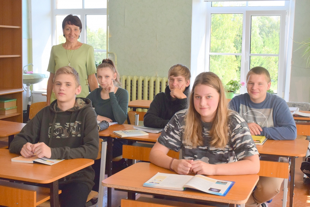 Sunākstes pamatskolas apvienotā 8. un 9. klase. Bioloģijas un fizikas skolotāja Ilona Rauza (no kreisās), Dāvis Cibiņš, Baiba Priede, Raivis Priede, Zane Garsila un Aigars Safonovs.