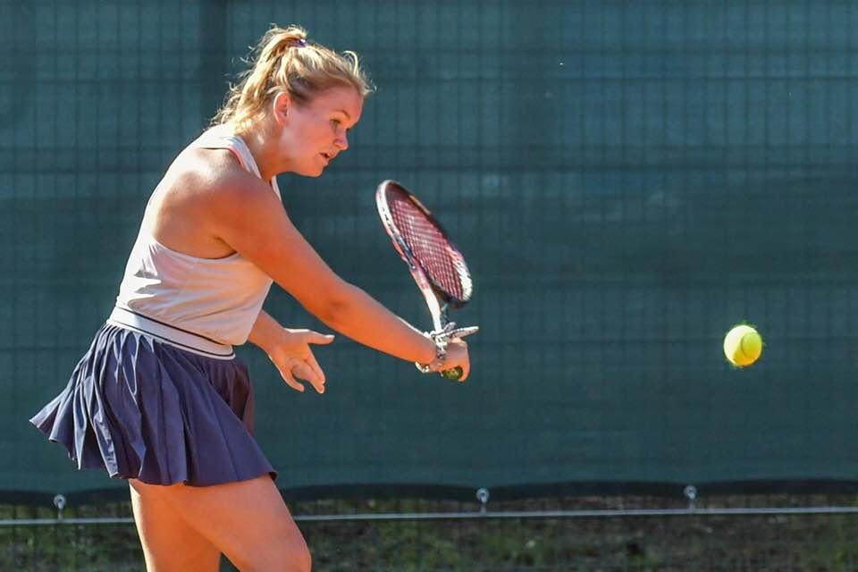 Pretī panākumiem. Aizkraukliete Dārta Vorslava U16 grupas Latvijas tenisa čempionātā.
Autors: no personīgā albuma