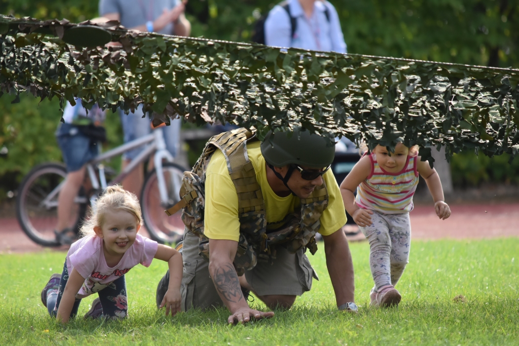 Aiziet, manas princesītes! Tētis Rafaels kopā ar meitām Nelliju Rafaelu (no kreisās) un Sofiju Elzu militarizētajā stafetē Tēva dienas pasākumā Aizkrauklē.