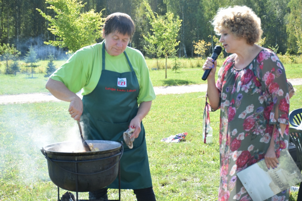 Pēc pavāra Mārtiņa Sirmā receptes ābolu ievārījumu Likteņdārzā vārīja Latvijas Zemnieku federācijas valdes priekšsēdētāja Agita Hauka (no kreisās). Viņu iztaujāja pasākuma vadītāja aktrise Laila Kirmuška.