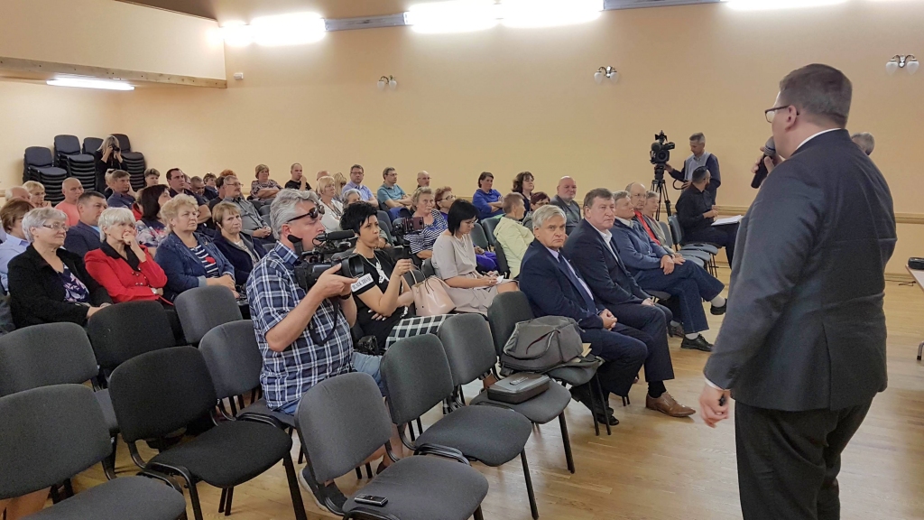 Sarunu maratons. Vides aizsardzības un reģionālās attīstības ministrs Juris Pūce pirms plānotās novadu reformas tikās ar iedzīvotājiem Neretā.