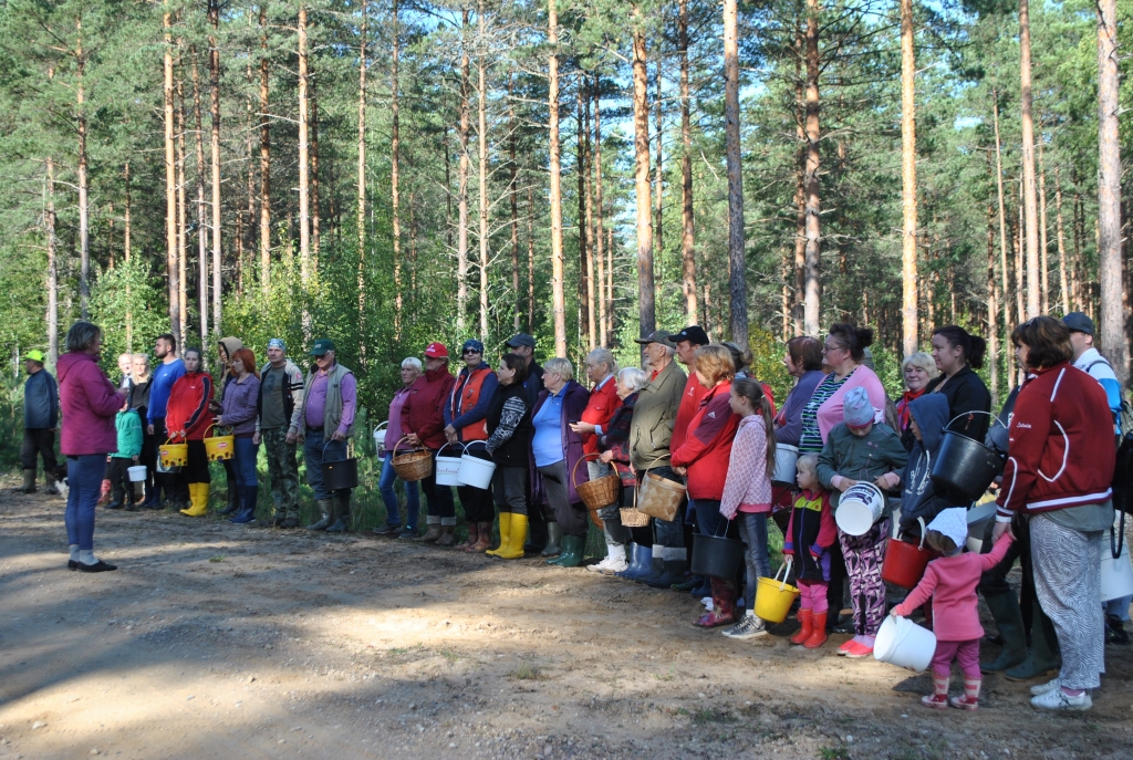 UZ MEŽU — mazi un lieli.