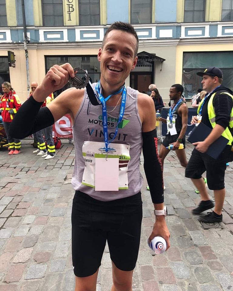 Lielisks rezultāts! Koknesietis Jānis Višķers Tallinas maratona sacensībās pusmaratona distancē laboja personīgo rekordu, kas ir otrais labākais rezultāts Latvijas vēsturē.
Autors: no personīgā albuma