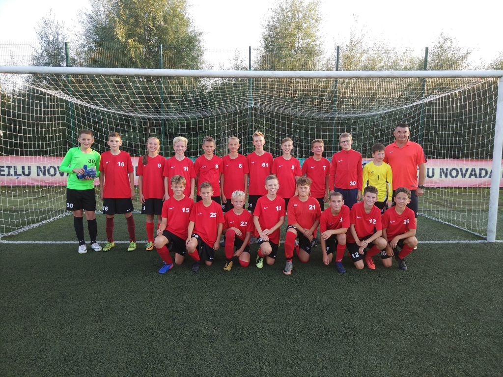 Mēs to paveicām! Aizkraukles vienība “FK Veina” ar treneri Antonu Ciematnieku. Spēlētāji uzvarēja U13 grupas A attīstības grupā un tagad sacentīsies ar citu reģionu uzvarētājiem, lai cīnītos par vietu meistarības grupā.
Autors: no personīgā albuma