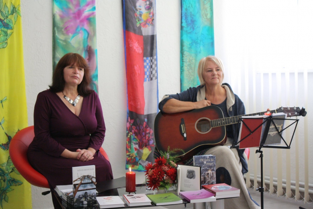 Dzejas dienu ieskandinātājas. Jaunjelgavas bibliotēkā sestdienas pasākumā Ludmilas Ēveles (no labās) dziedātās dziesmas savijās ar  dobelnieces Aijas Celmas dzejas vārsmām . 