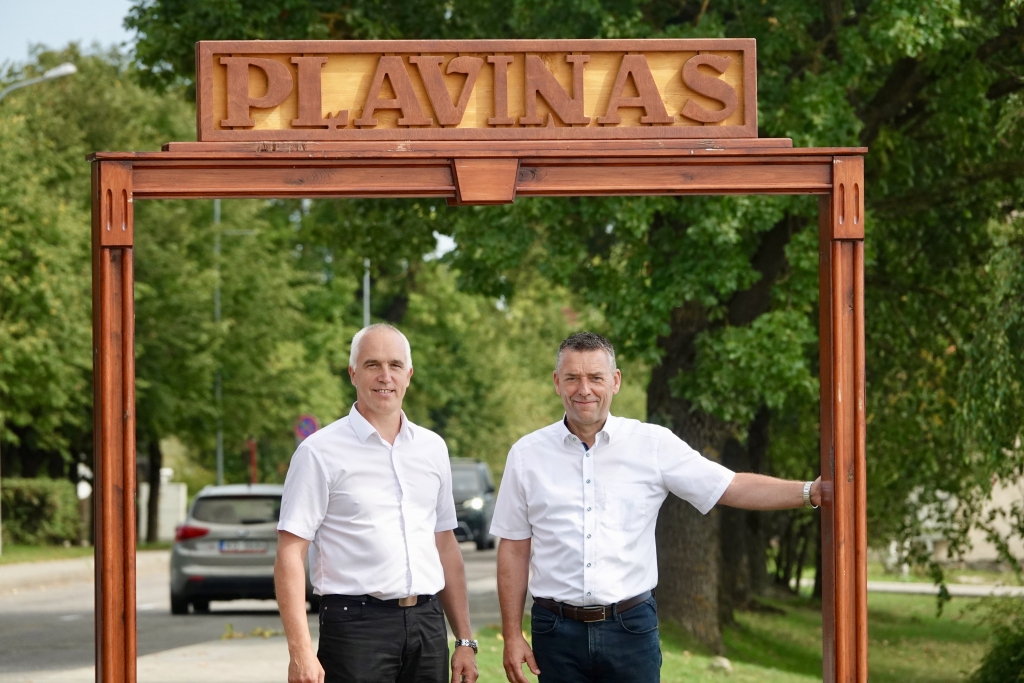 SADARBĪBA VAR VEIDOTIES. Tikšanās laikā Zīdenbollentinas pilsētas Vācijā birģermeistars Torstens Hakers (no labās) un Pļaviņu novada domes priekšsēdētājs Aigars Lukss.
Autors: Dirks Andresens