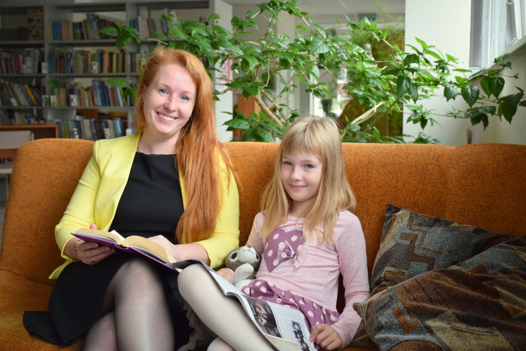 ierastā vidē. Aizkraukles bērnu bibliotēkā Līga un Olīvija Volkovas.