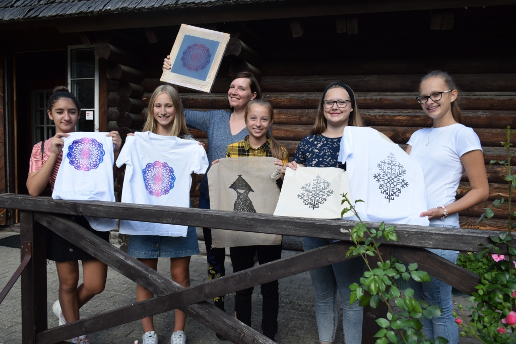 Neparasta darbnīca. Aizkraukles Vēstures un mākslas muzejā “Kalna Ziedi” darbojas sietspiedes darbnīca. Tās vadītāja Līga Turjanska (vidū) kopā ar Aizkraukles Mākslas skolas 6. klases audzēknēm.