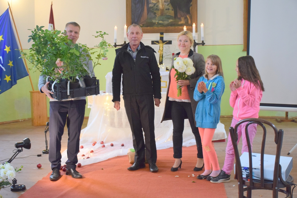 Sveiciens no brāļiem un māsām Kristū. Eiropas Kultūras mantojuma dienām veltītajā pasākumā Ērberģes baznīcā Jaunjelgavas Lutera draudzes loceklis Jānis Griķis (otrais no kreisās) rožu stādus dāvina Ērberģes draudzes mācītājam Aigistam Pinkam. Viņu sveic arī Ērberģes draudzes priekšniece Anita Krūze, kā arī draudzes bērni Esmeralda un Inese.