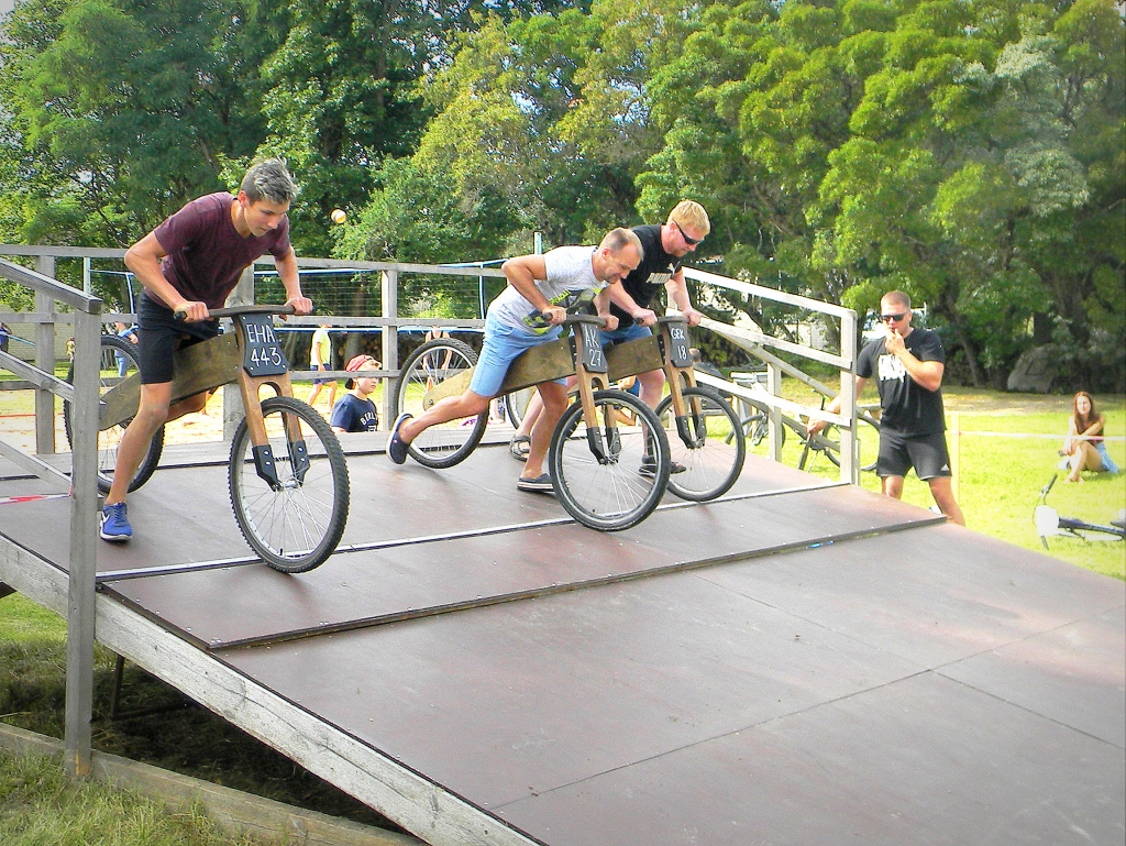 Uzmanību, gatavību, starts! Zalves pagasta Sproģu sporta svētku apmeklētāji ar lielu interesi un sajūsmu izmēģināja pieaugušo līdzsvara velosipēdu.