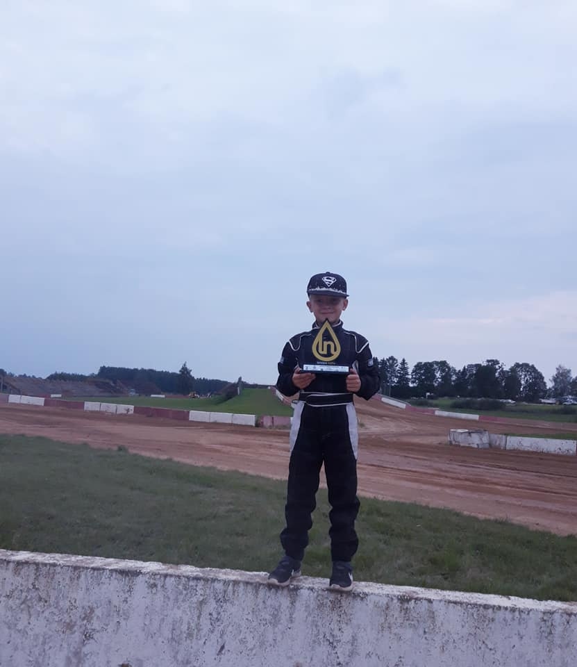 Lielisks panākums! Sacensībās Bauskā mini bagiju klasē koknesietis Emīls Mirošņiks izcīnīja 2. vietu, savukārt Latvijas autokrosa čempionātā kopvērtējumā ieņem 3. vietu.
Autors: Sanita Mirošņika