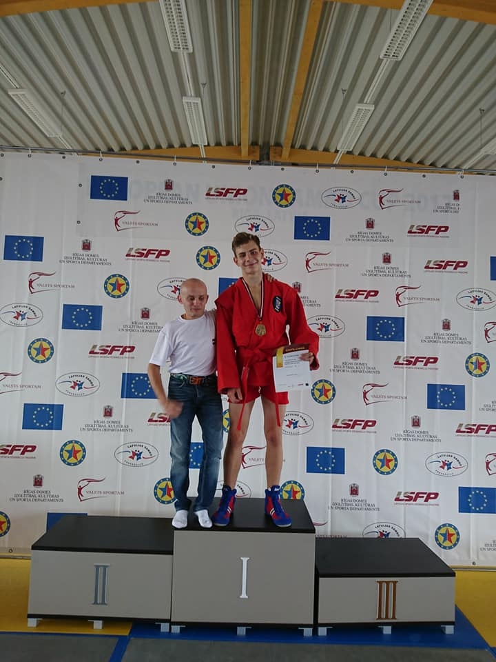 Viens panākums ved pie nākamā. Ņikita Kuzņecovs (no labās) ar treneri Mihailu Šabarovu uz godam pelnītā augstākā pakāpiena.
Autors: no personīgā albuma