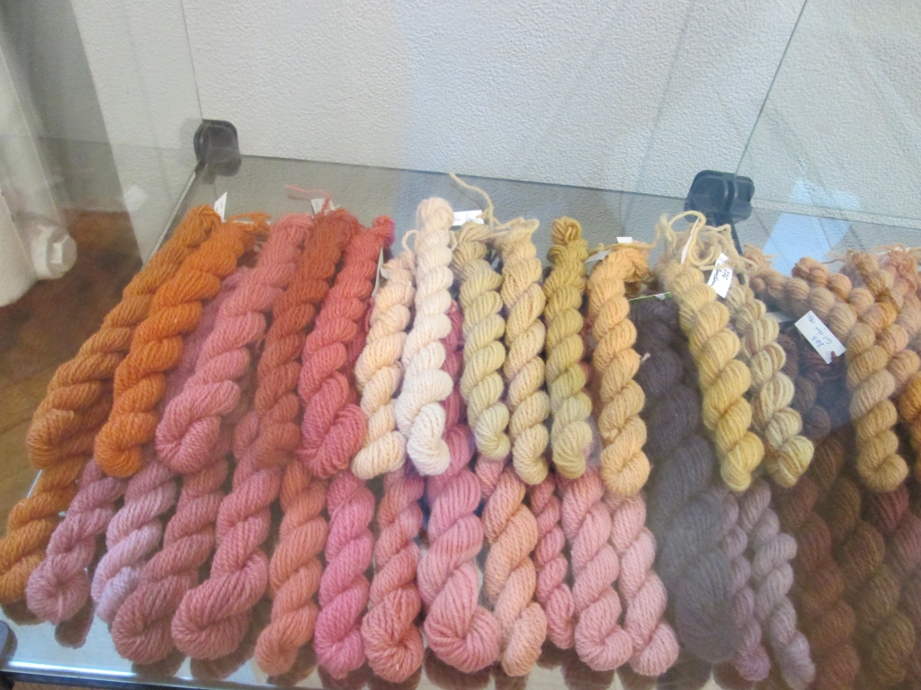 Dziju “skaistumkonkurss”. Ar sēnēm nokrāsotā dzija.