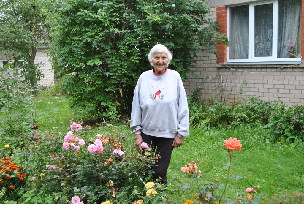 ZIEDU SKAISTUMS pie mājas Veronikas kundzi iepriecina līdz vēlam rudenim.