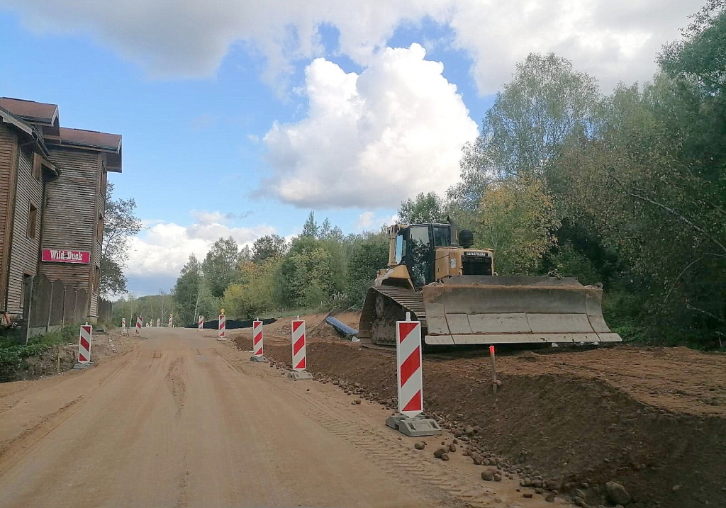 Darbi netraucē satiksmei. Autoceļa Bauska—Aizkraukle puskilometra posmā vēl strādā smagā tehnika, taču ceļš atvērts satiksmei.
