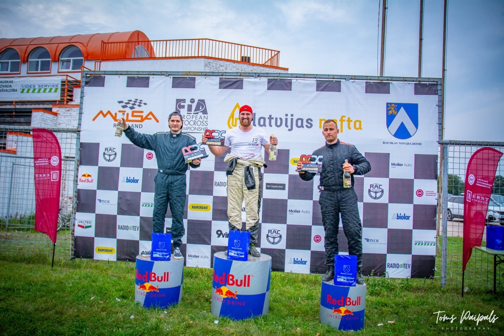 Edgaram Kokorišam 2. vieta. Latvijas rallijkrosa čempionāta pēdējā 5. posmā, kas norisinājās Mūsas trasē Bauskā, Touring 1600 klasē uz goda pjedestāla otrā pakāpiena kāpa aizkrauklietis Edgars Kokorišs (no kreisās). 1. vietu šajā posmā izcīnīja Jānis Olle, 3. — Jānis Spundiņš.
Autors: Toms Paipals