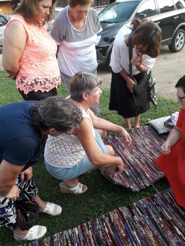 AUŠANAS MEISTARDARBNĪCĀ Mirdza Brūniņa demonstrē savus austos grīdceliņus.
Autors: no biedrības “Ērberģietes”