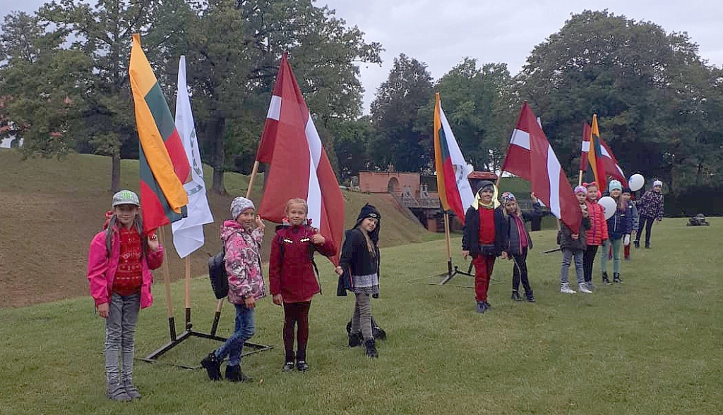 Pārstāv Aizkraukli. Baltu vienības dienas svinībās Biržos, Lietuvā, Lietuvas un Latvijas izpildītāju koncertā “Baltu balsis” Aizkraukli pārstāvēja interešu izglītības centra popgrupa “Unikumi”.
Autors: Una Arbidāne