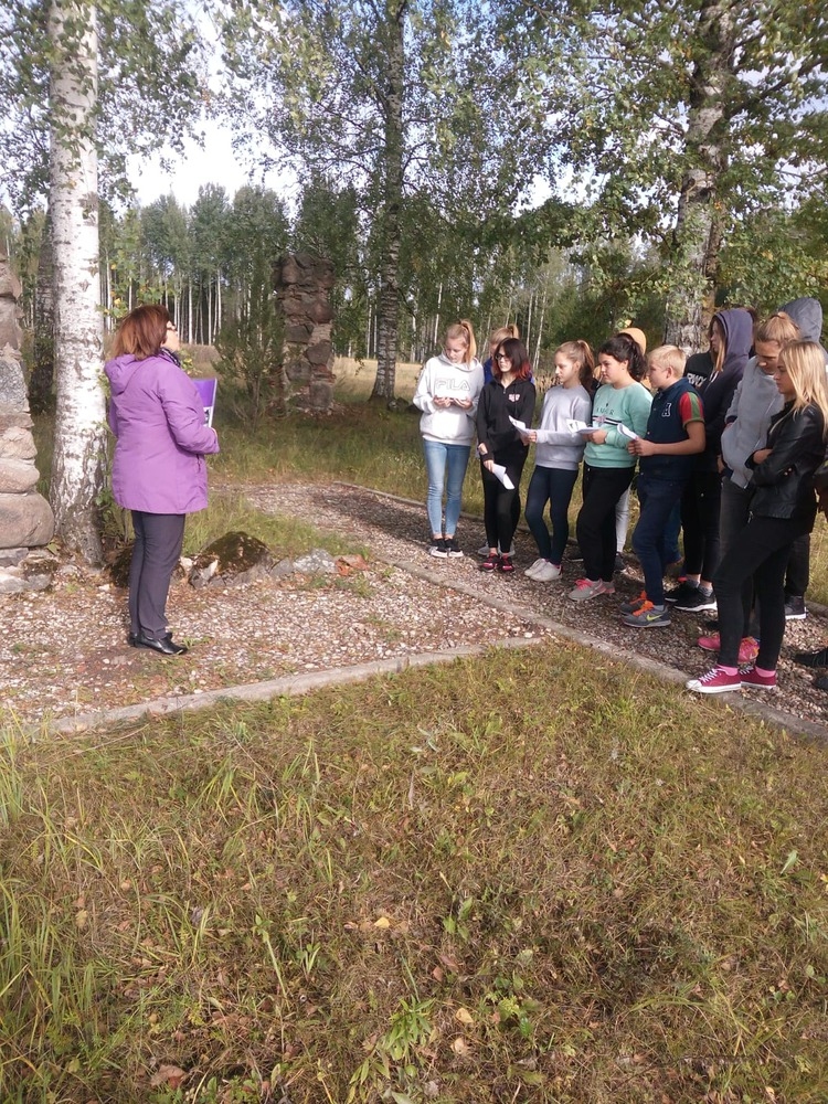 Atminas Kartupeļu dumpi. Bebru pamatskolas 7. un 9. klases skolēni, enerģiskās vēstures skolotājas Ievas Puniņas rosināti, pagājušajā nedēļā atminējās Kartupeļu dumpja notikumus. Pasākuma organizēšanā iesaistījās arī mājturības skolotājs A. Piliens, kurš kopā ar zēniem gādāja malku ugunskuram, meitenes kopā ar skolotāju V. Grinšponi sarūpēja tēju un kartupeļus, kas jo labi garšoja pēc kopīgas pastrādāšanas, sakopjot Sarkanā šķūņa teritoriju. Pie tā mūriem un Soda priedes skanēja dzeja, runāja vēstures skolotāja, smaržoja tēja, ugunskurā cepās kartupeļi. Nekas nav aizmirsts, jo sakņu apzināšanās ir mūsu spēks.
Autors: no www. koknese.lv