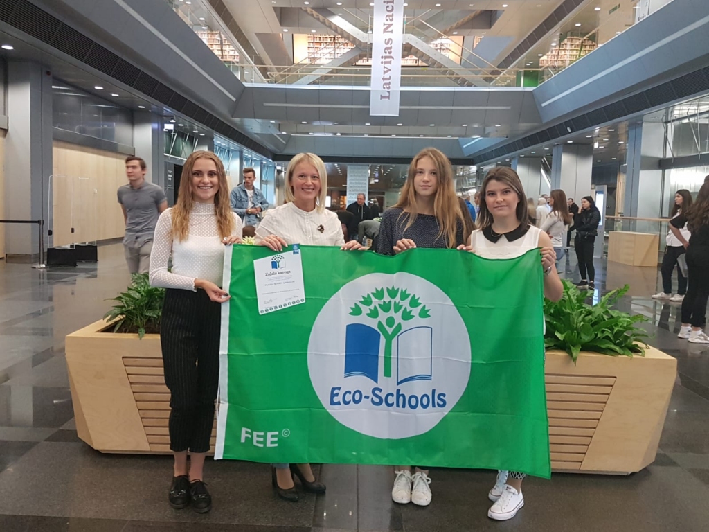 PRIEKS PAR KAROGU Pļaviņu Ekoskolas pārstāvēm — Beātei Kaņepējai (no kreisās), koordinatorei Ingrīdai Bērziņai, Katei Kondrātei un Linetai Lauvai.
Autors: no Pļaviņu novada ģimnāzijas
