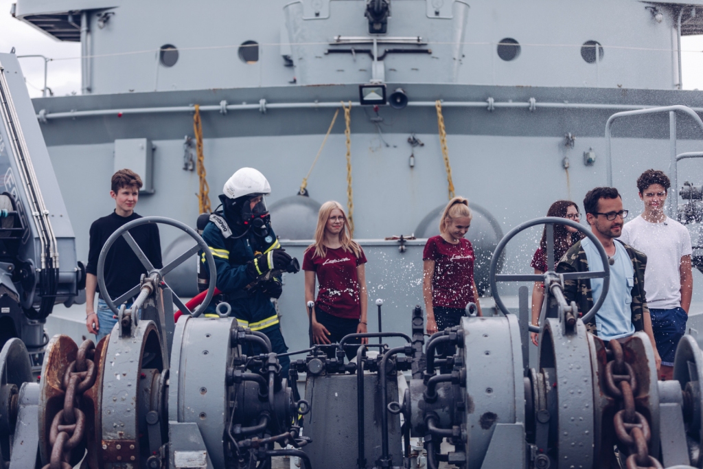 26. septembrī Latvijas Televīzijas 1. programmā pēc “Panorāmas”, pulksten 21.15, būs šīs sezonas trešais raidījums “Vēstures skolotājs”. Tajā vēstures zināšanās sacentīsies Andreja Upīša  Skrīveru vidusskolas meiteņu komanda  “Zaļā zeme” (Anete Dūniņa, Laura Koļesņikova, Patrīcija Pļenkova) un puišu komanda “Labs jautājums” no Jelgavas Spīdolas Valsts ģimnāzijas. Raidījuma dalībniekiem bija jāiejūtas 1919. gada Liepājā. Attēlā kadrs no raidījuma filmēšanas.
Autors: Liene Eicēna (LTV)