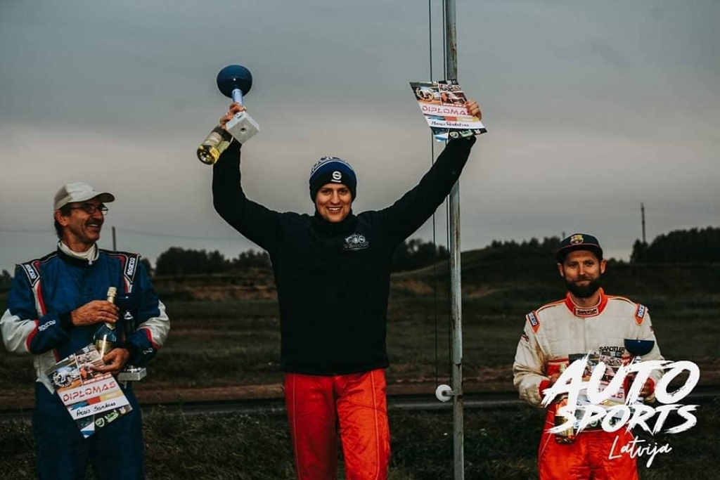 Čempiona tituls otro gadu pēc kārtas. Māris Riekstiņš uz goda pjedestāla augstākā pakāpiena.
Autors: no “Auto sports Latvija” “Facebook” lapas