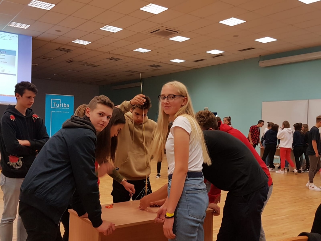 SAISTA FINANŠU JOMA. Pļaviņu novada ģimnāzijas skolēni projekta atklāšanas pasākumā.
Autors: no Pļaviņu novada ģimnāzijas