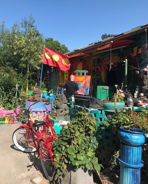 Kristiānija — “pilsēta pilsētā un valsts valstī”. Te viss ir raibs —  gan cilvēki, gan ēkas, gan viņu radītā māksla un mūzika.