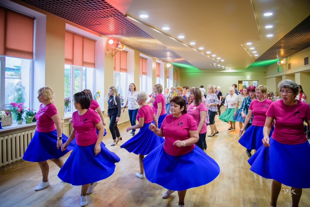 Aizkrauklē satiekas līnijdejotāji no visas Latvijas. Septembra pēdējā sestdienā, atklājot jauno pašdarbības sezonu un sagaidot savu gada jubileju, Aizkraukles līnijdeju grupa rīkoja sadanci “Satiksimies septembrī”. 70 dejas kopā izdejoja vairāk nekā 80 dejotāju no dažādām Latvijas malām — Seces, Kokneses, Odzienas, Jumpravas, Rīgas, Salaspils, Madlienas, Sauleskalna, Sausnējas, Ērgļiem, Zaubes, Viļāniem un Varakļāniem. Aizkraukles reģionā aktīvi darbojas vairākas līnijdeju grupas — Secē, Koknesē, Odzienā. Jaunākā no tām ir Aizkraukles grupa, kas savu darbību pirms gada atsāka atjaunotā sastāvā. To vada pieredzējusī dejotāja Inga Ozoliņa no Kokneses.
Autors: Valdis Zvirgzdiņš