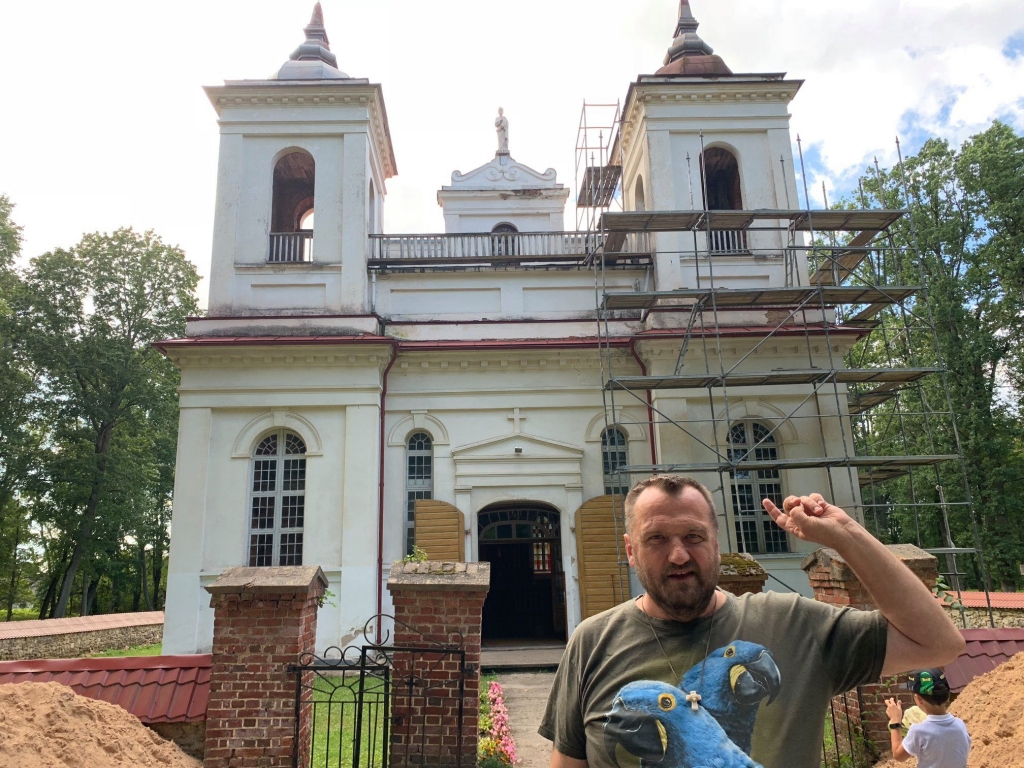 Ceļā uz ainavisku un garīgu baudījumu. Priesteris Andrejs Mediņš pie Kurmenes baznīcas.
Autors: publicitātes