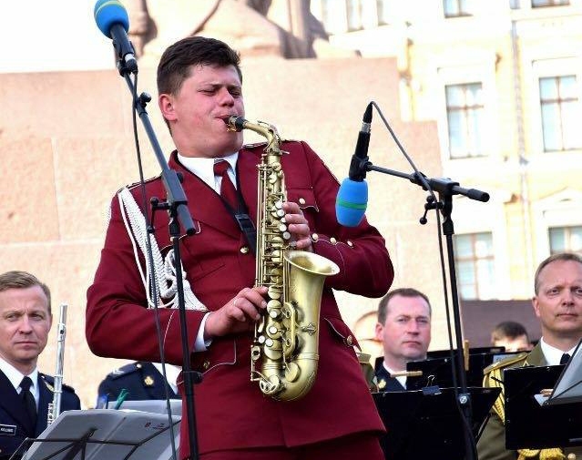 Mirklis, kas paliks atmiņā. Lauris Suvaizdis emocionālākajā uzstāšanās reizē Brīvības pieminekļa pakājē.