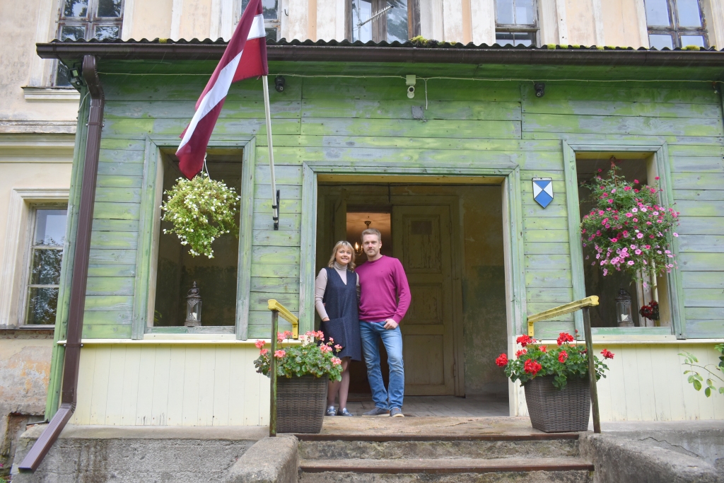 Muižnieciņi. Inga, Sandris un pirms gada iegādātā Vecmēmeles muiža.