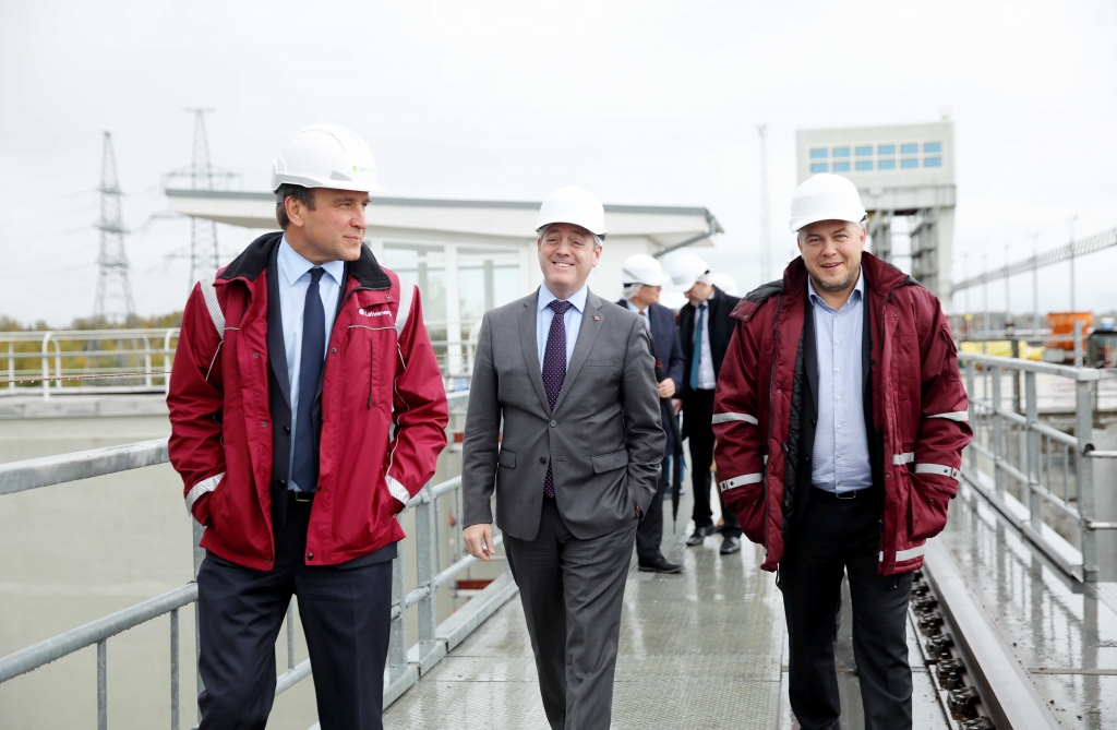 Darba vizītē Pļaviņu hidroelektrostacijā Aizkrauklē viesojās Kanādas vēstnieks Latvijā, Igaunijā un Lietuvā Kevins Rekss (vidū). Spēkstacijā viņu pavadīja Andris Zēģele, HES tehniskais direktors (pa labi), un Aldis Bogdanovičs, Pļaviņu HES ražotnes vadītājs (pa kreisi).
Autors: publicitātes