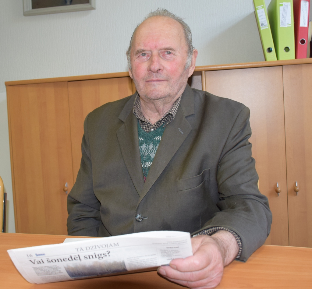 UZTICĪGAIS LASĪTĀJS. “Labā apgaismojumā brilles nevajag, lasu tāpat, bet sliktākā gaismā jāņem brilles. Kamēr vēl acis rāda, tikmēr “Staburagu” lasīšu,” saka  uzticīgais abonents Jānis Švede no Jaunjelgavas, piebil­stot, ka tā ir vienīgā avīze, ko viņš var atļauties abonēt. Reizēm kioskā viņš nopērk arī kādu žurnālu.