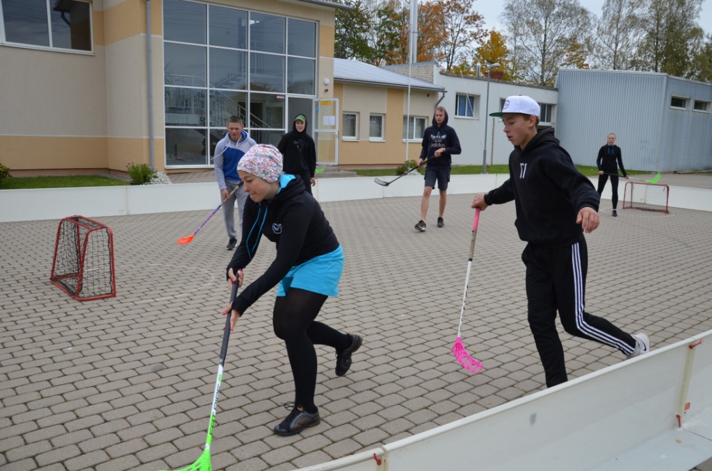Esi aktīvs! Sērenes jaunieši un viesi Eiropas sporta nedēļā izmēģināja un sacentās dažādos sporta veidos.