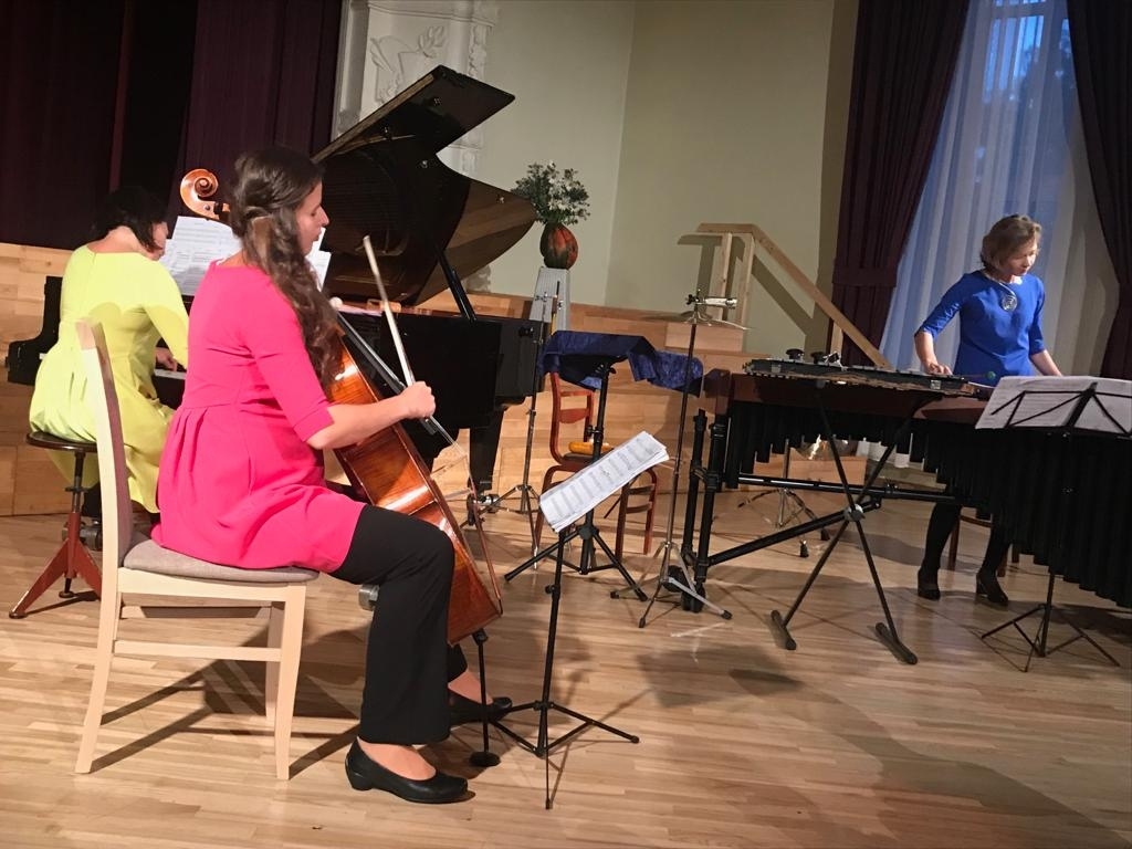 MUZIKĀLS BAUDĪJUMS trio “Art-i-Shock” izpildījumā. Čellu spēlē Guna Šnē, pie klavierēm — Agnese Egliņa, pie sitaminstrumentiem — Elīna Endzele.
Autors: Dita Ārgule