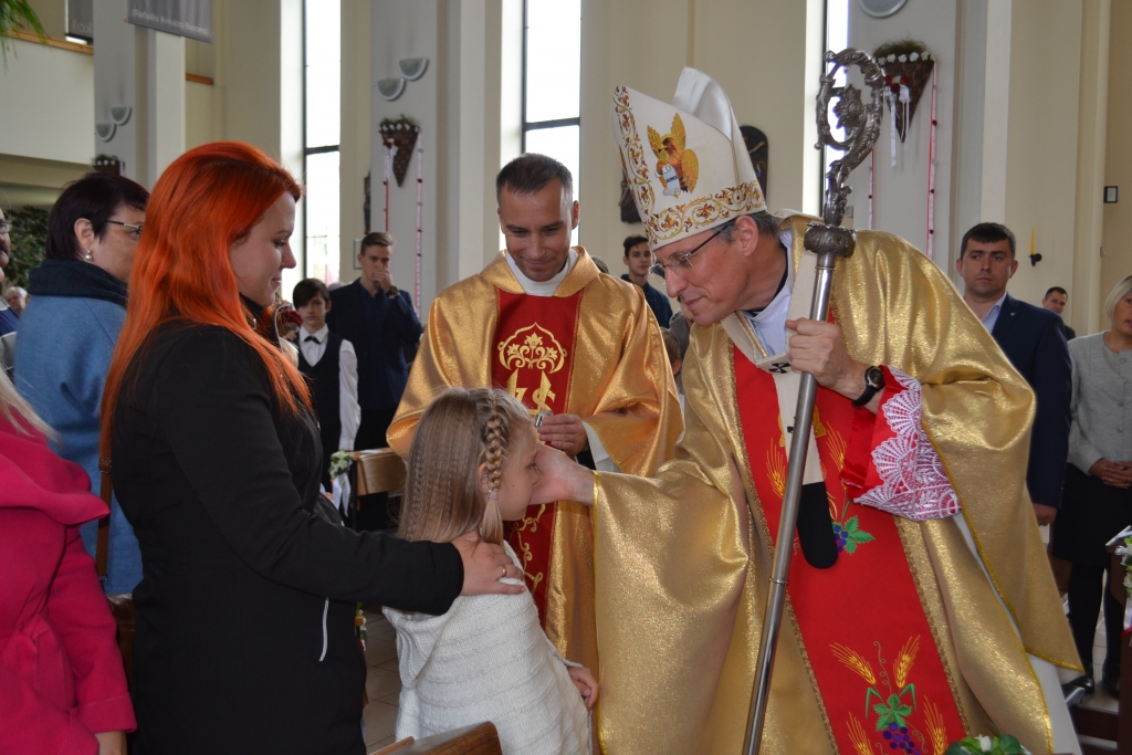 STIPRINA TICĪBĀ. Arhibīskaps Zbigņevs Stankevičs (no labās) iestiprinājuma sakramentu deva ap 30 bērniem, pusaudžiem, jauniešiem un pieaugušajiem no Aizkraukles, Skrīveru un citām kaimiņu draudzēm, tādējādi stiprinot viņus ticībā. Līdzās — jaunais draudzes prāvests Andrejs Kazakevičs.