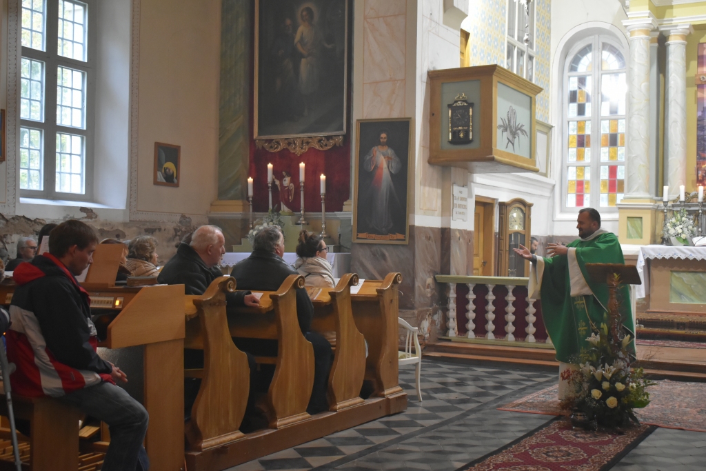 Priesteris Andrejs Mediņš dievkalpojumā atgādināja klātesošajiem par mīlestību — pret Dievu, pašiem pret sevi un vienam pret otru.