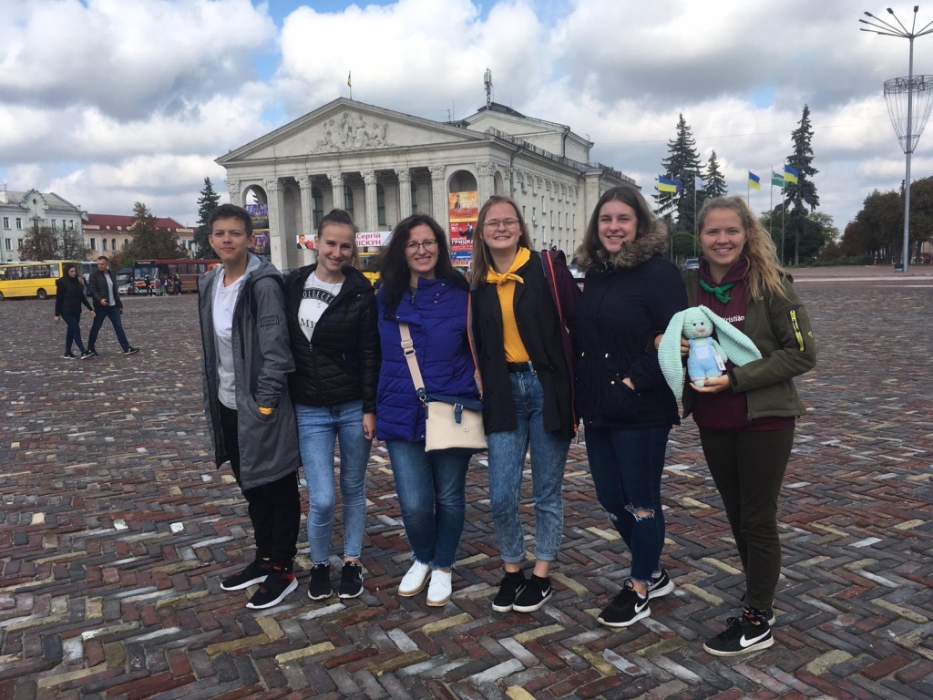 JAUNIEŠI VĒLAS BŪT LAIMĪGI.