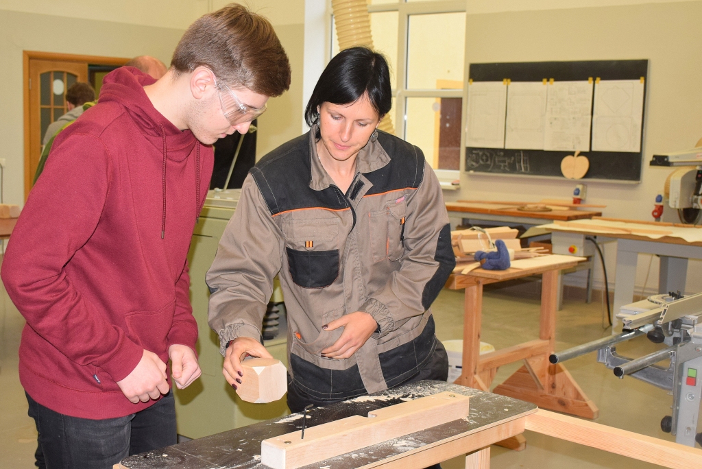 Evita Briņķe DALĀS PIEREDZĒ ar koka izstrādājumu izgatavošanas programmas audzēkni Sergeju Markovkinu.